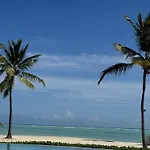 En La Playa Con Piscina