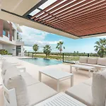 One Bedroom Apartment With Direct Access To The Pool