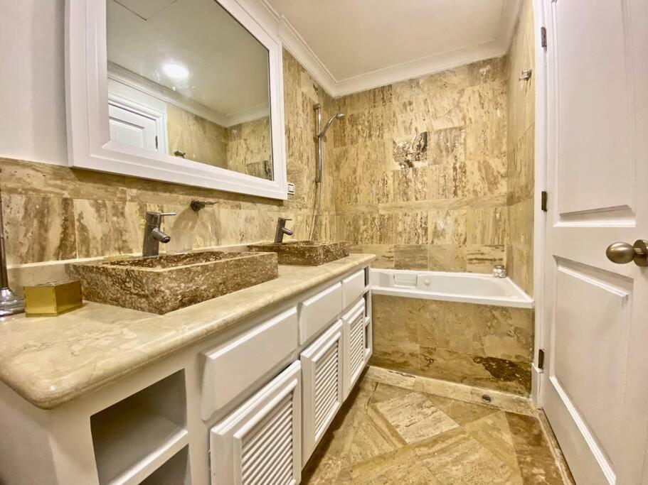 Stylish Lux Aquamarina Cap Cana Apartment *