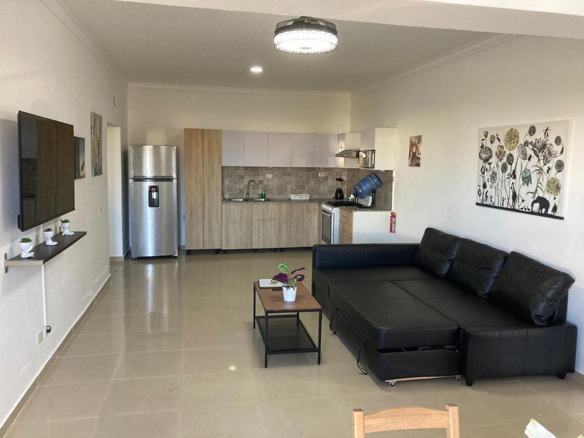 Lovely 10 Mins Away From Airport *