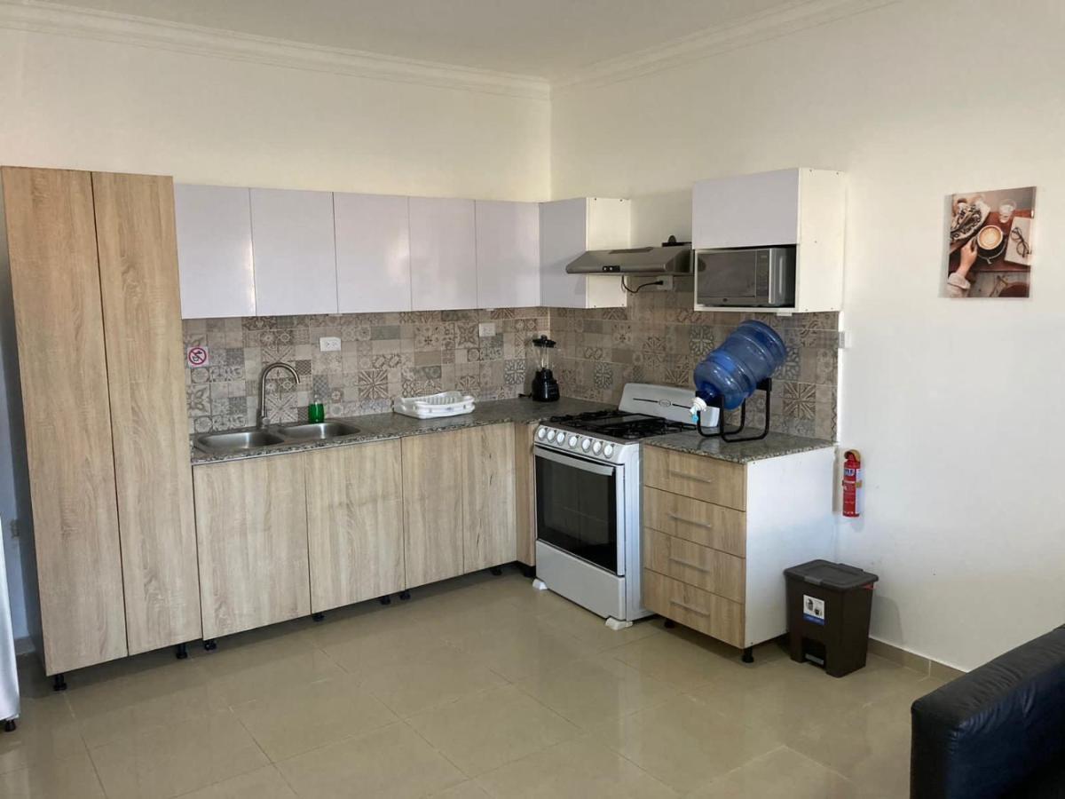Lovely 10 Mins Away From Airport *