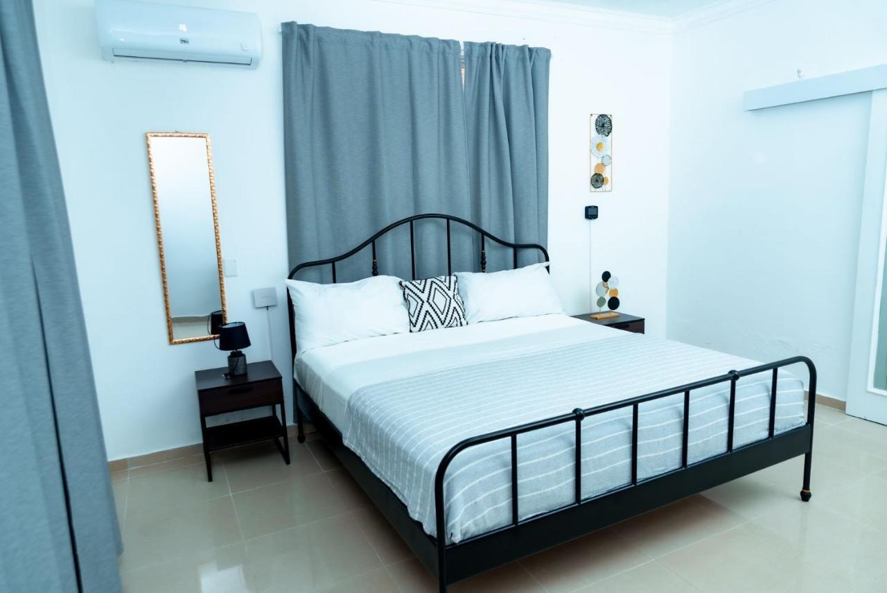 Lovely 10 Mins Away From Airport Apartment *
