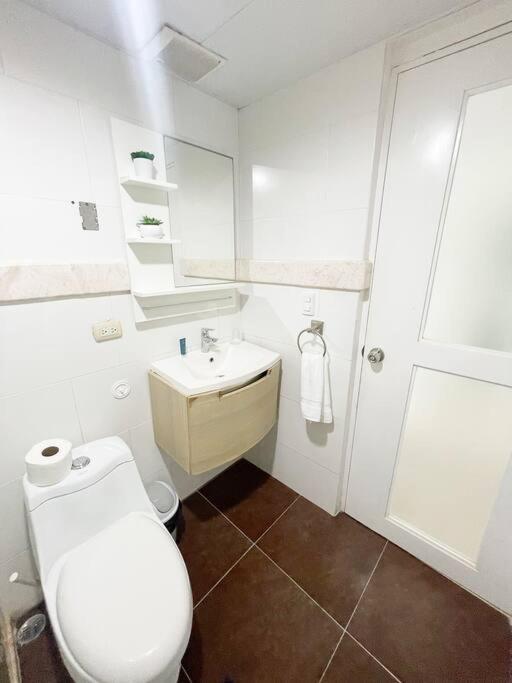 Apartment Charming 2 Bedroom With Pool *