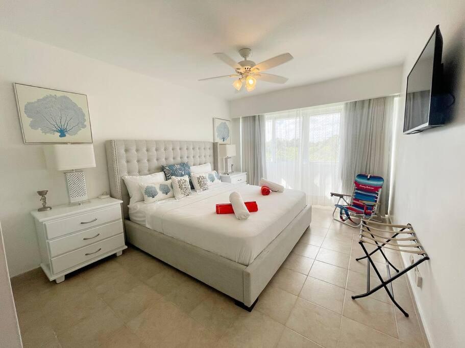 Charming 2 Bedroom With Pool Apartment *
