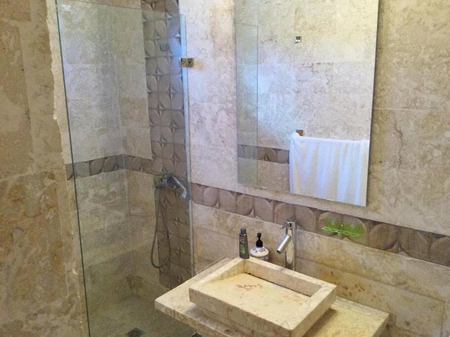 Beautiful With Semi-private Pool, Ferienhaus *
