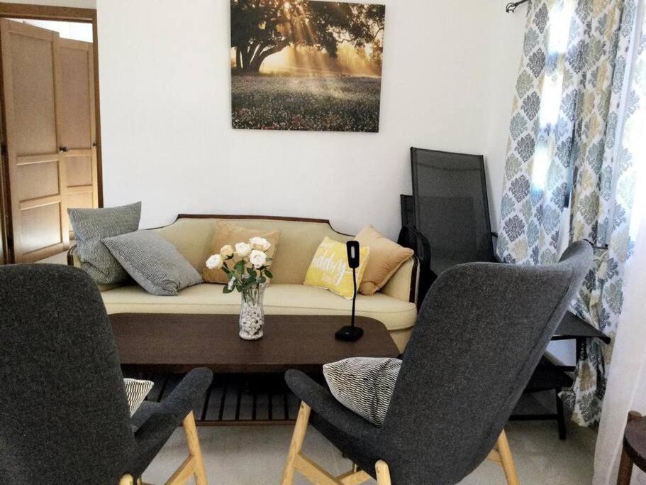 Beautiful With Semi-private Pool, Ferienhaus *