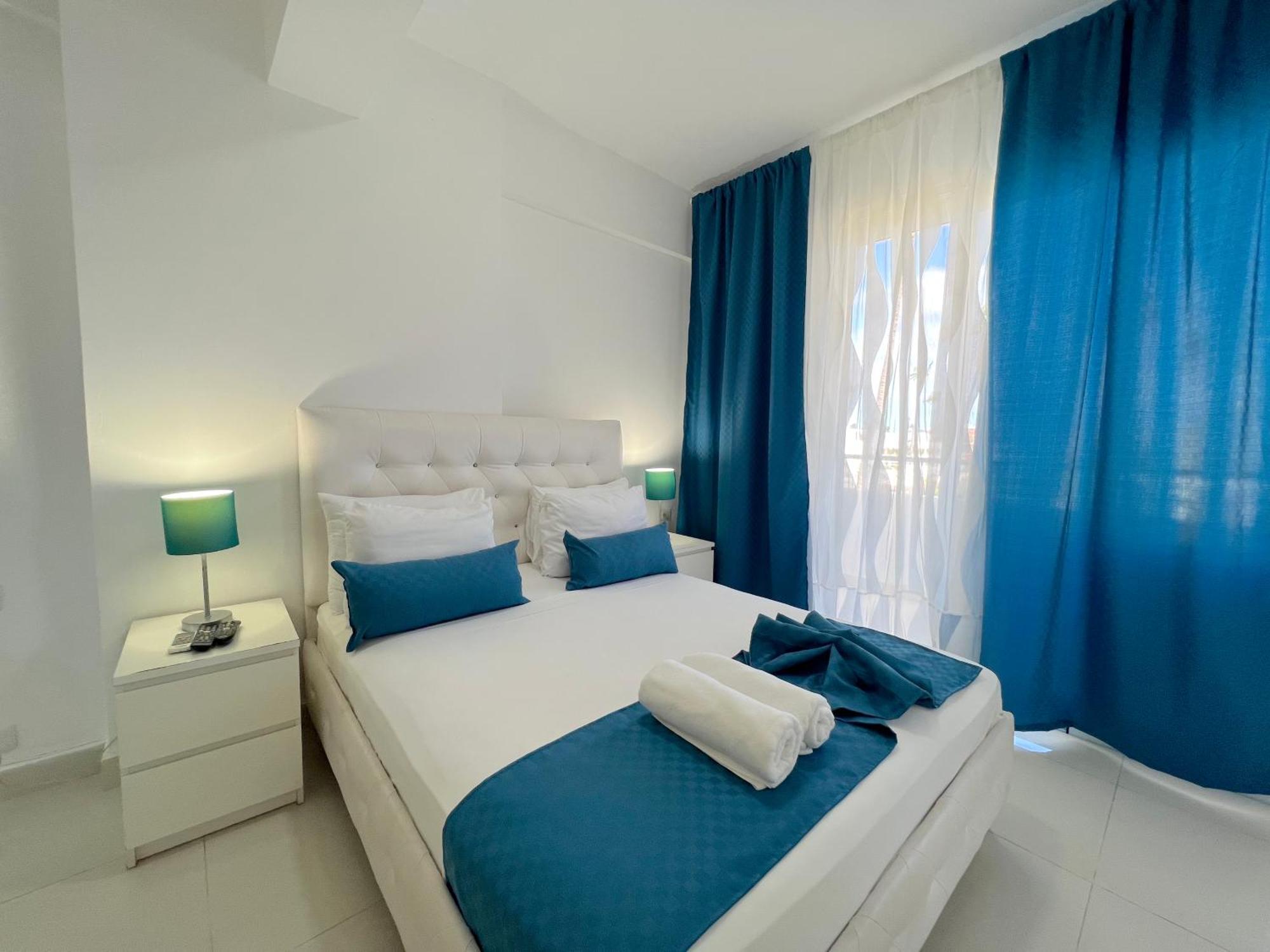 Vacation With Rooftop Pool, Beach Club, Restaurants - Playa Los Corales Punta Cana