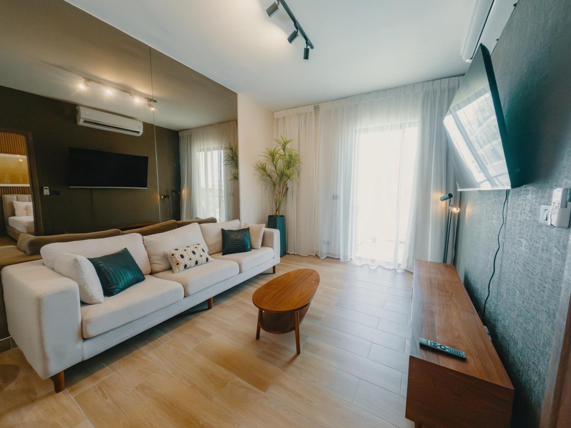 Downtown Park 1 Bedroom & Sofa Bed B-302-2 *