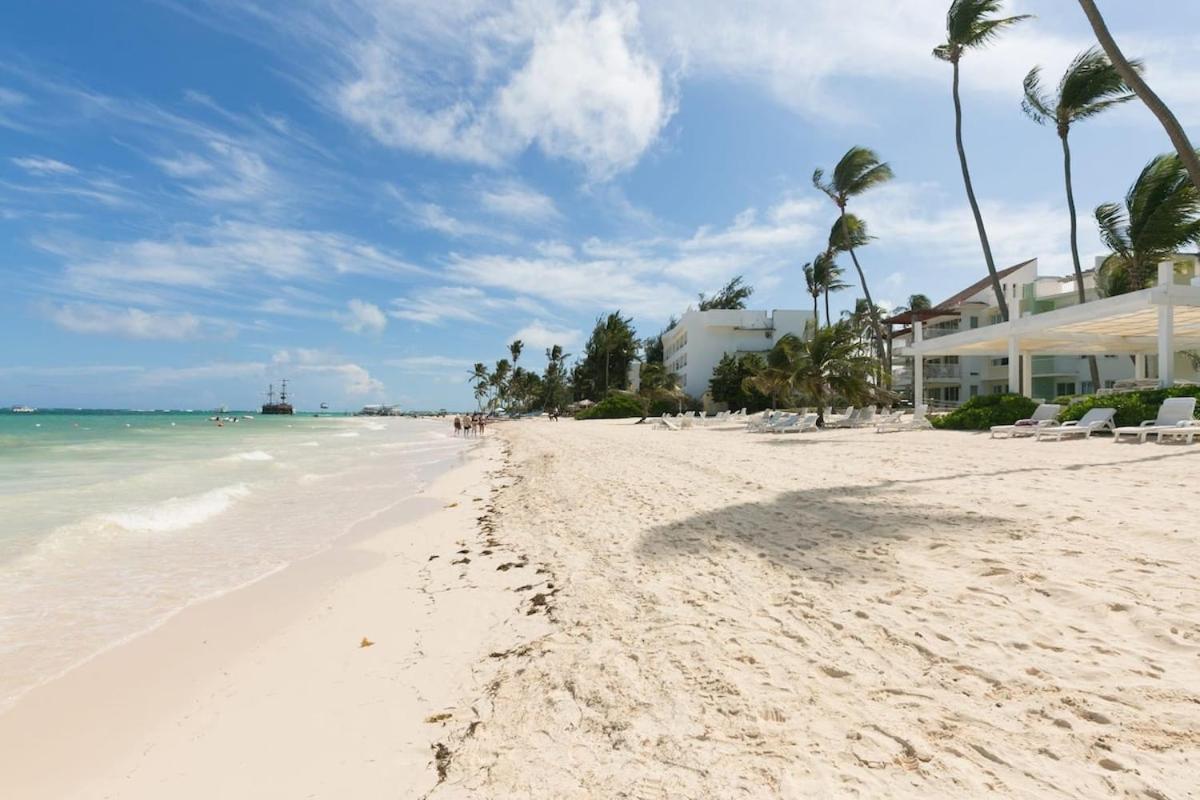 Apartment Backyard, Pool View, Walk To Beach, Dining, Shops