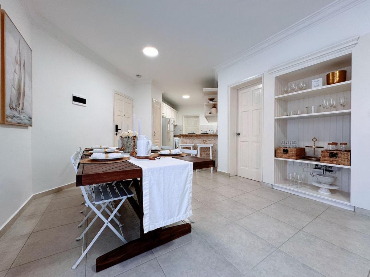 Backyard, Pool View, Walk To Beach, Dining, Shops Apartment *