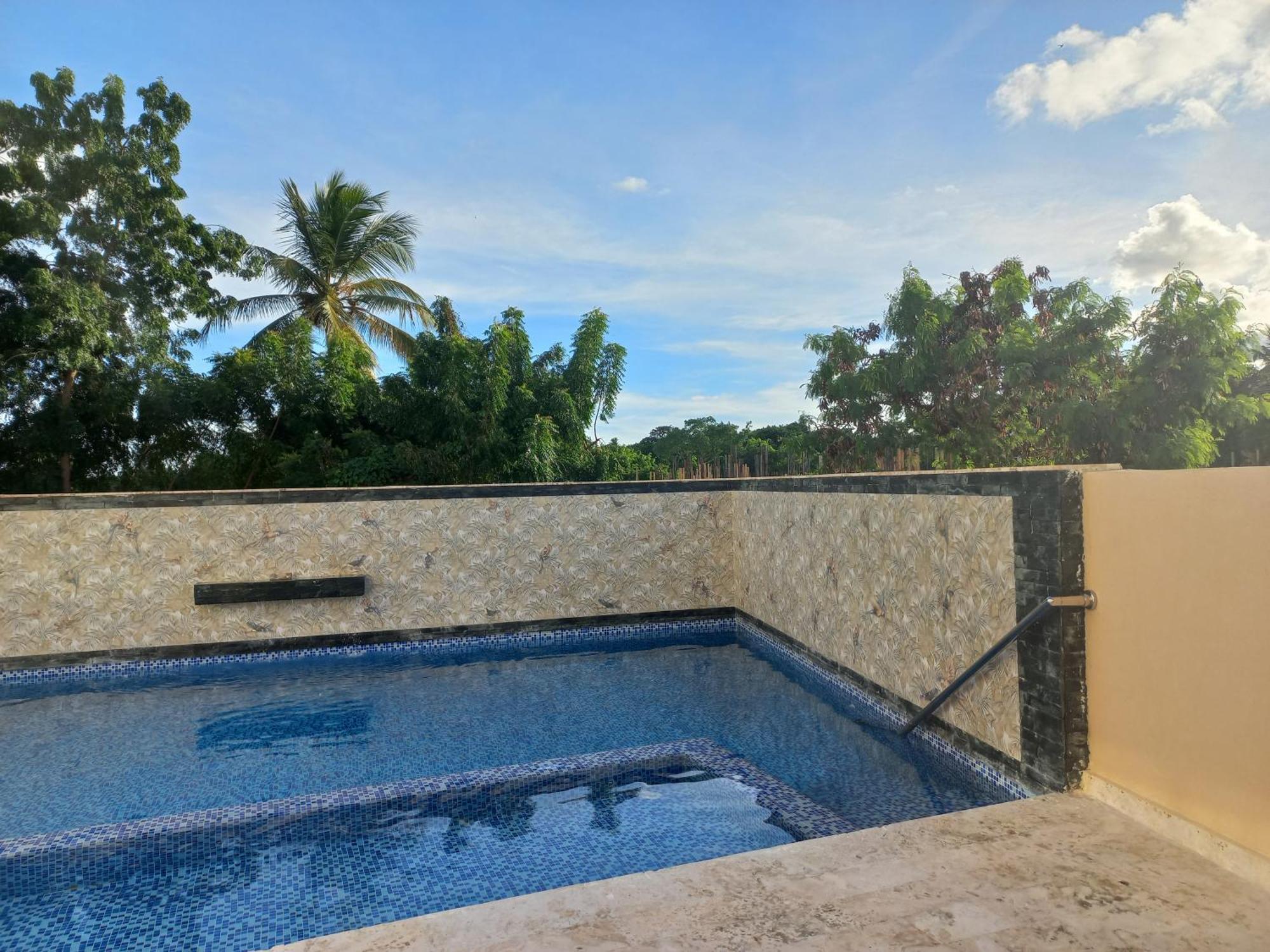 New Spacious & Bright 2br & 2ba, Pool & Shuttle, Wifi & Ac Gold Reef 209