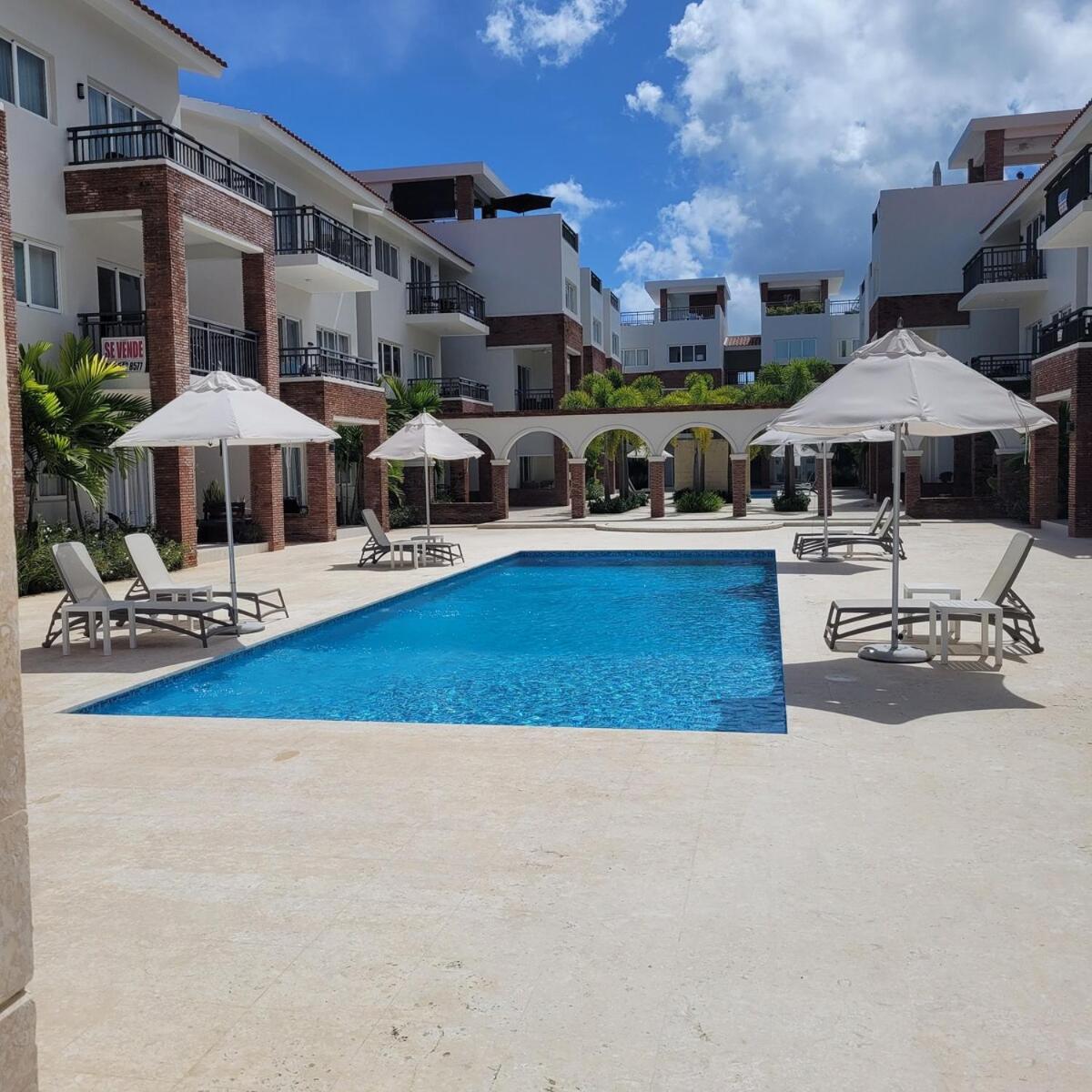 Apartment Luxurious Spacious 2-bedroom Apartment, Steps From