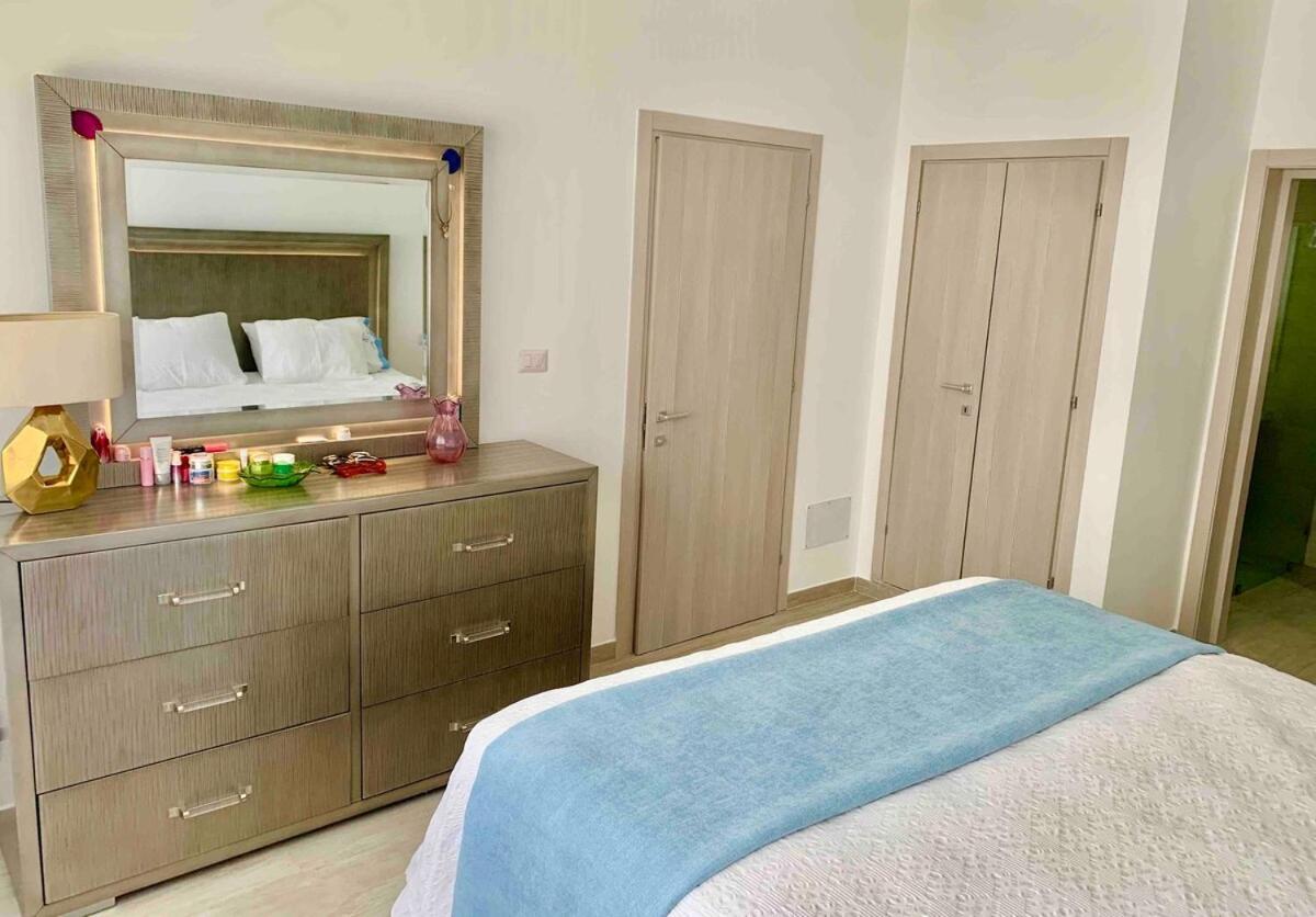 Apartment Luxurious Spacious 2-bedroom Apartment, Steps From *
