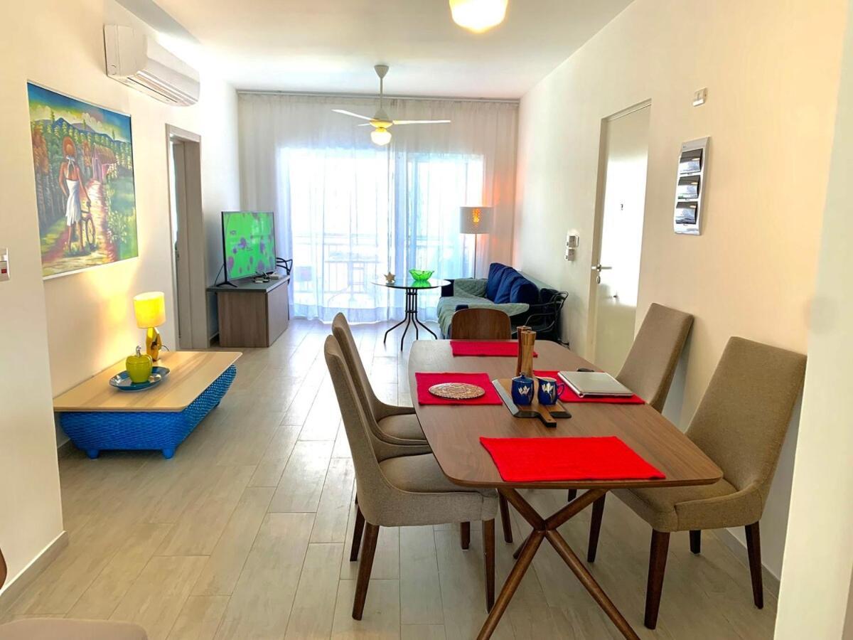 Apartment Luxurious Spacious 2-bedroom Apartment, Steps From *