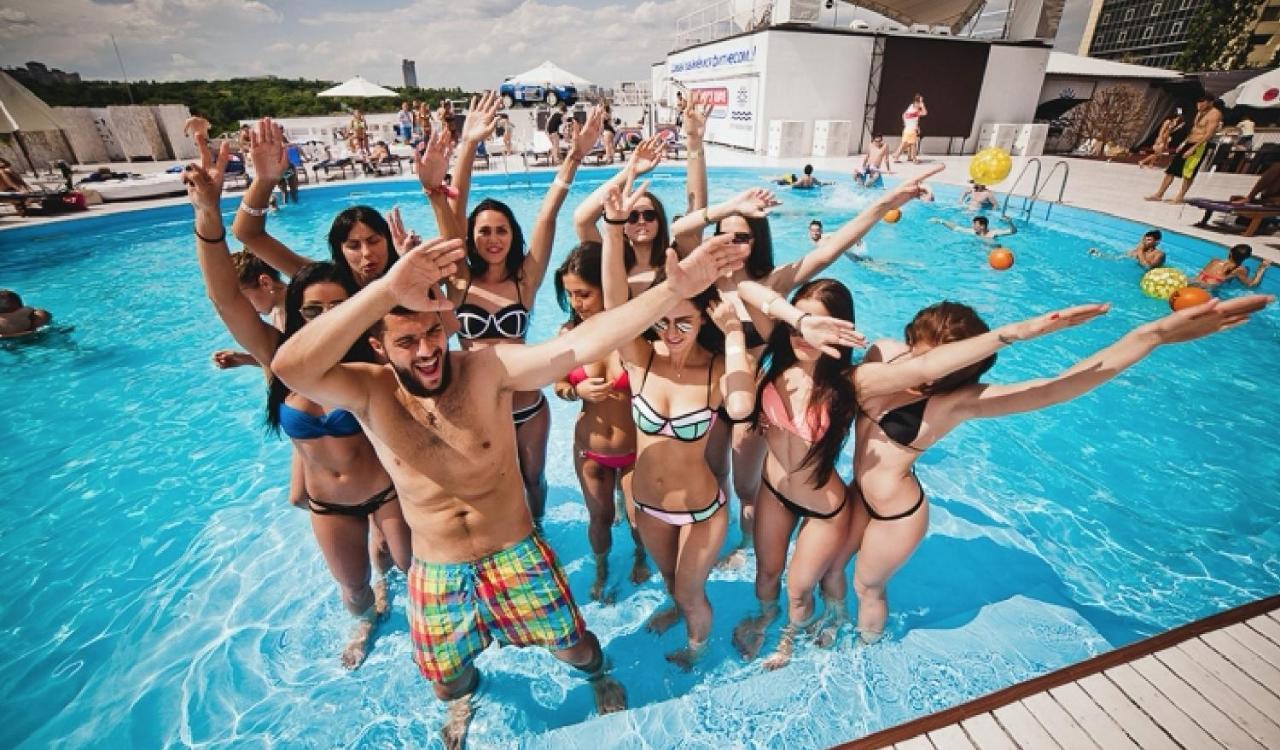 Tropicana Suites Beach Club And Pool Hotel