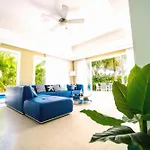 Modern Private Villa with Pool Beach BBQ WiFi Guard
