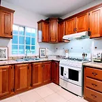 Pool View, Walk To Beach, Shops, Dining, Fast Wifi