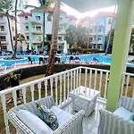 Pool View, Walk To Beach, Shops, Dining, Fast Wifi