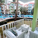 Pool View, Walk To Beach, Shops, Dining, Fast Wifi