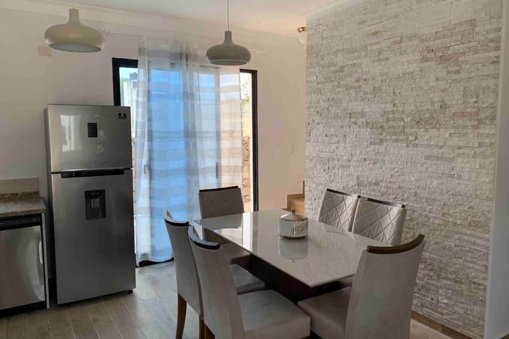 Villa Brand New Vacation In Embassy Village *