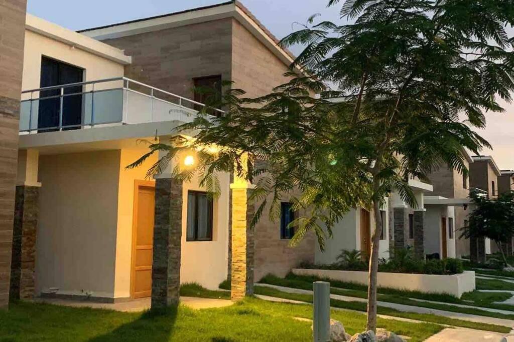 Brand New Vacation In Embassy Village Villa
