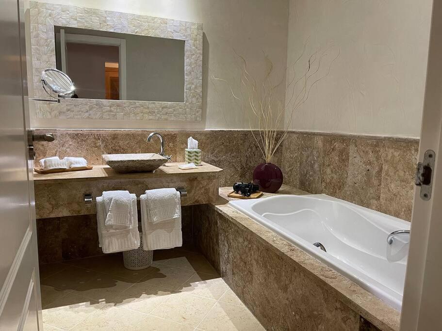Apartamento Luxe 1 Bedroom Cap Cana, Dr - Steps Away From Pool, King Bed, Caribbean Paradise! Punta Cana