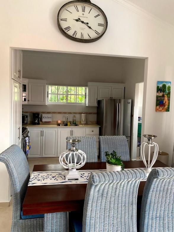 Beautiful , 2bdr, 10 Min Driving From The Airport And By Car Apartment *