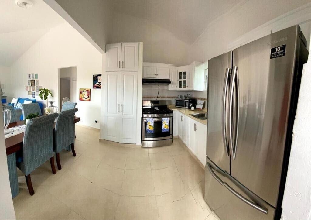 Beautiful , 2bdr, 10 Min Driving From The Airport And By Car Apartment *