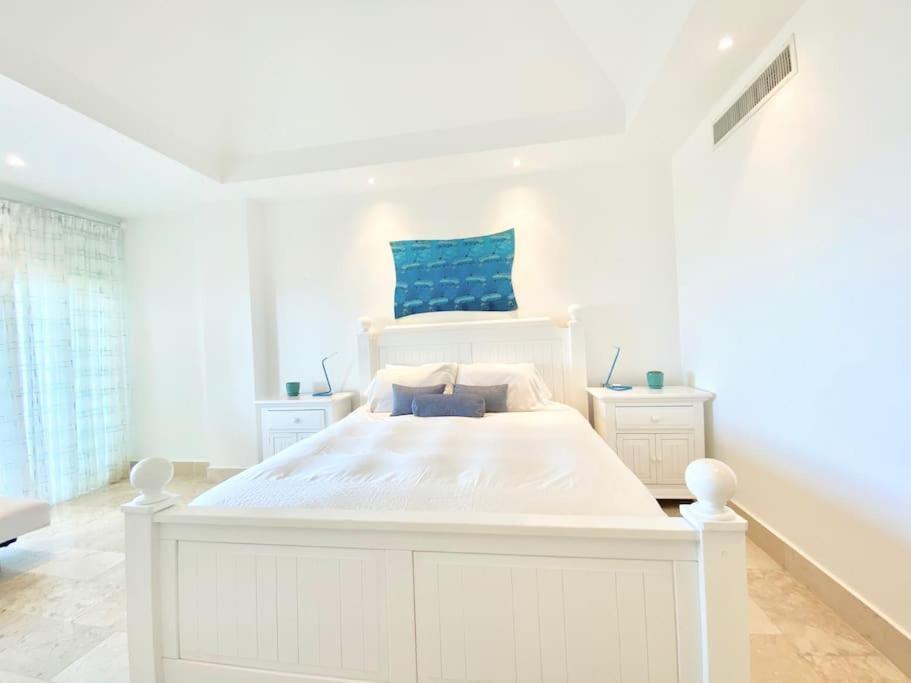 Beachfront Luxury Pent-house At Aquamarina Capcana