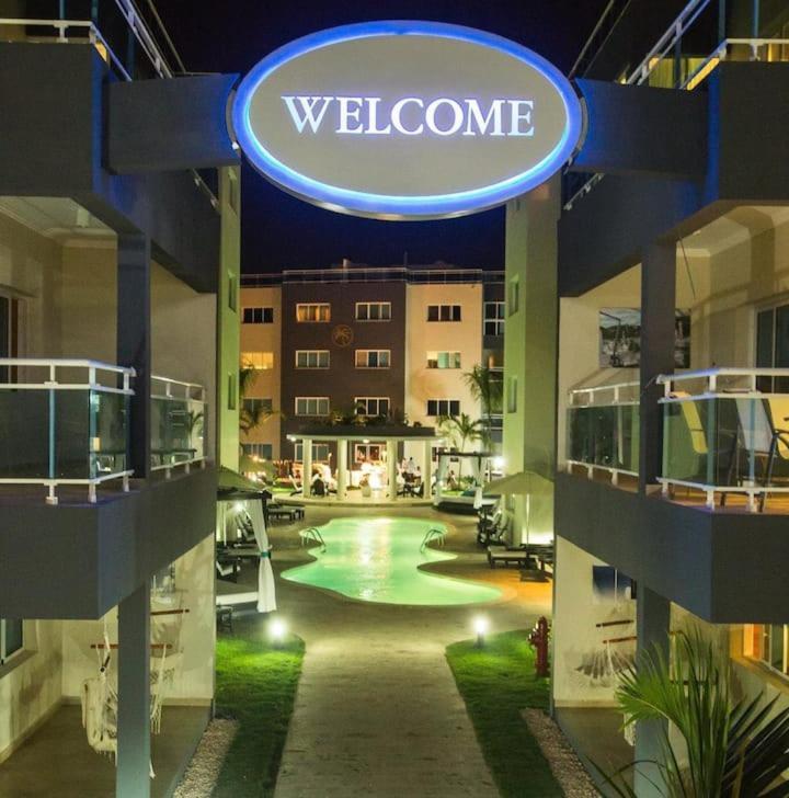 Chic Beachfront - Private Access Apartment *