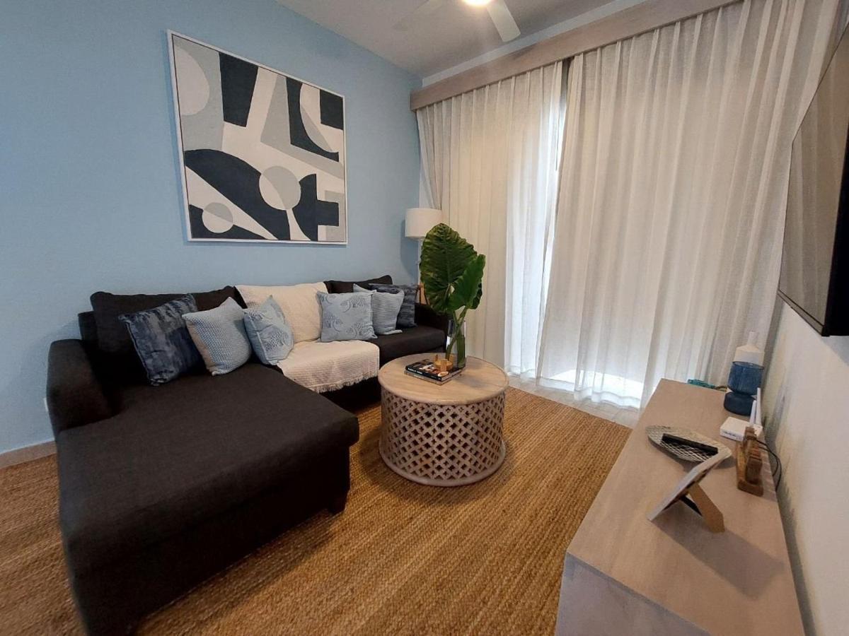 Beach-style 2br Across From Hard Rock Apartment