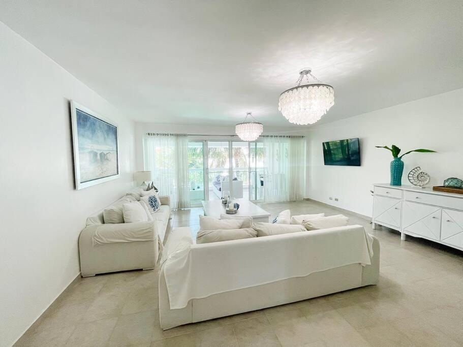 Apartment Charming 2 Bedroom With Pool