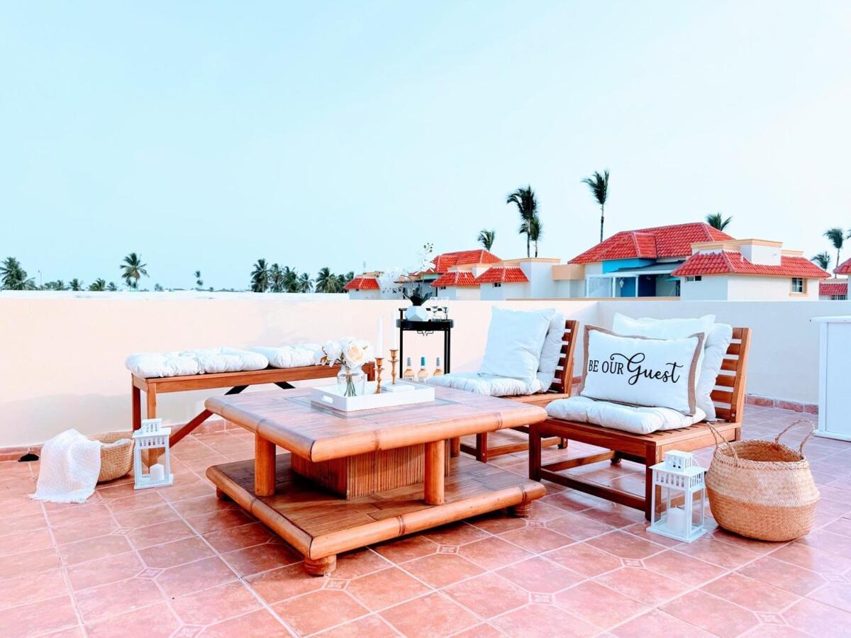 Rooftop, Pool View, Walk To Beach, Dining, Shops Apartment