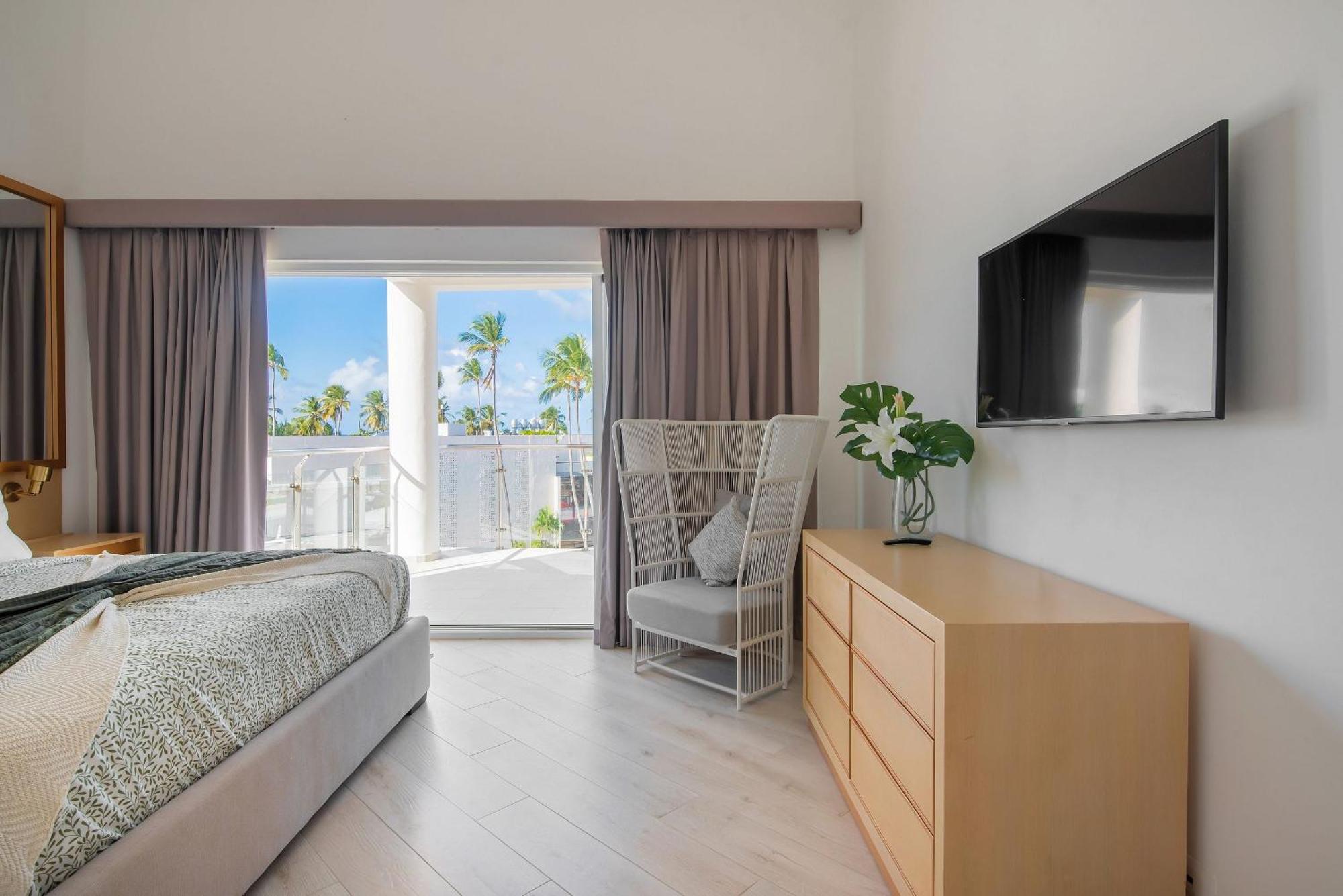 Front With Private Apartment *