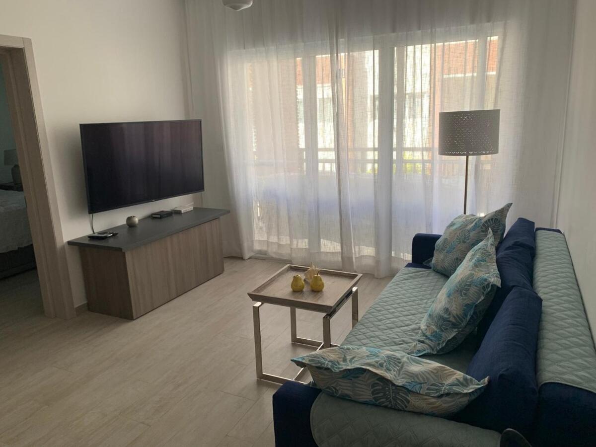 Apartment Luxurious Spacious 2-bedroom Apartment, Steps From
