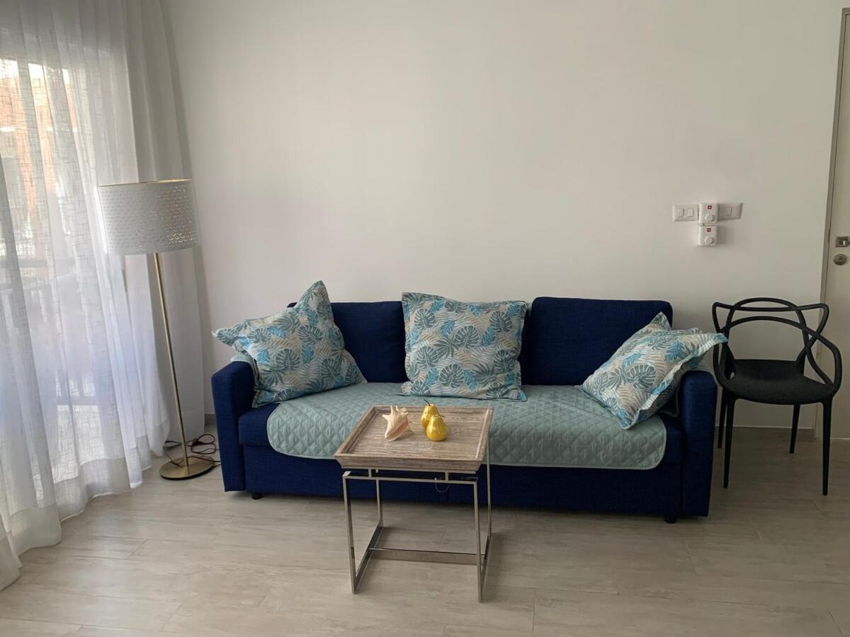 Apartment Luxurious Spacious 2-bedroom Apartment, Steps From *