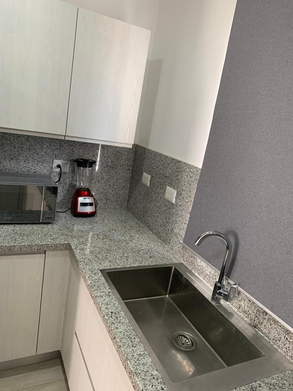 Luxurious Spacious 2-bedroom Apartment, Steps From Apartment