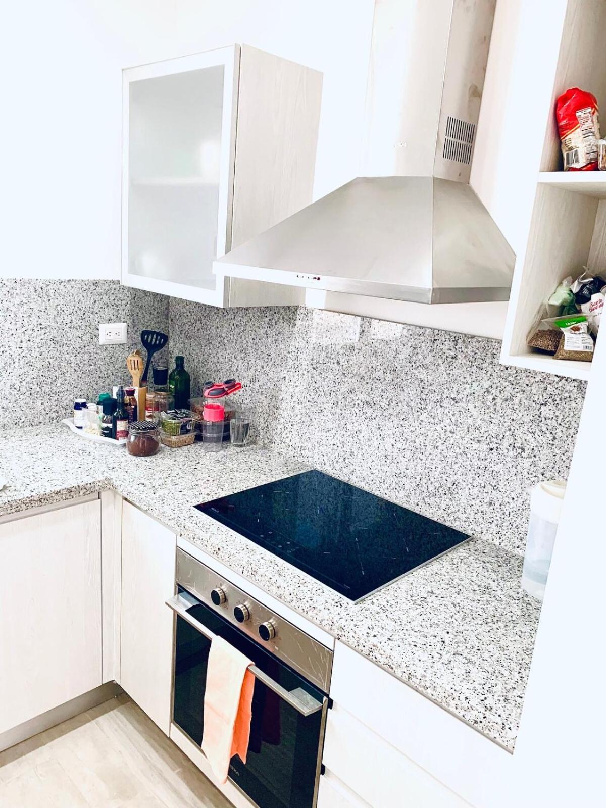 Luxurious Spacious 2-bedroom Apartment, Steps From Apartment *