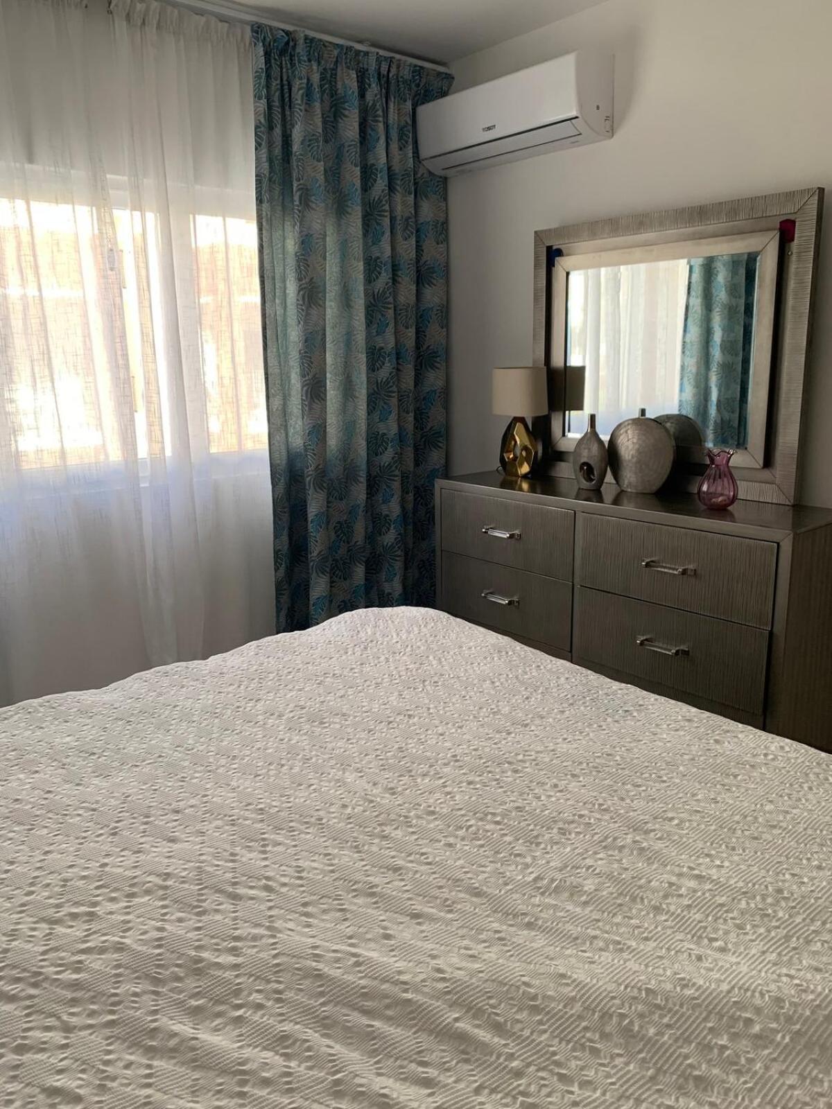 Apartment Luxurious Spacious 2-bedroom Apartment, Steps From