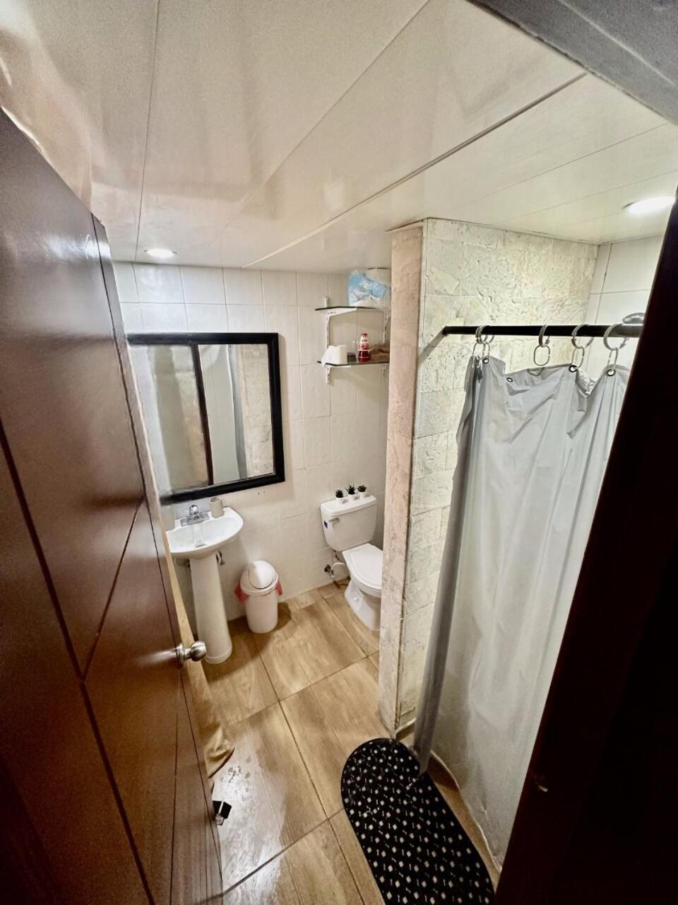 Peaceful 2 Bed - Pool & Private Access Apartment *