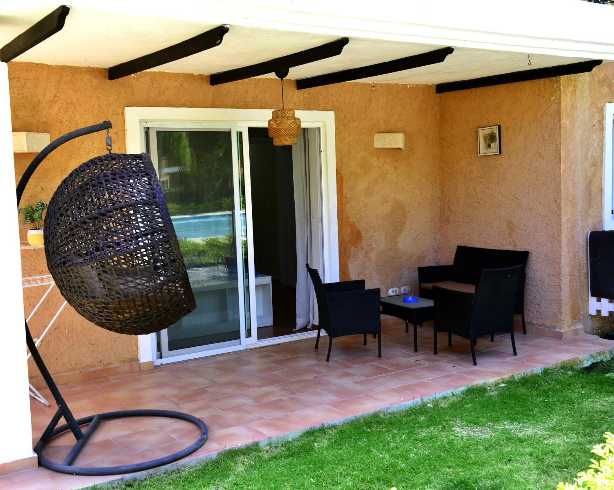 Peaceful 2 Bed - Pool & Private Access Apartment