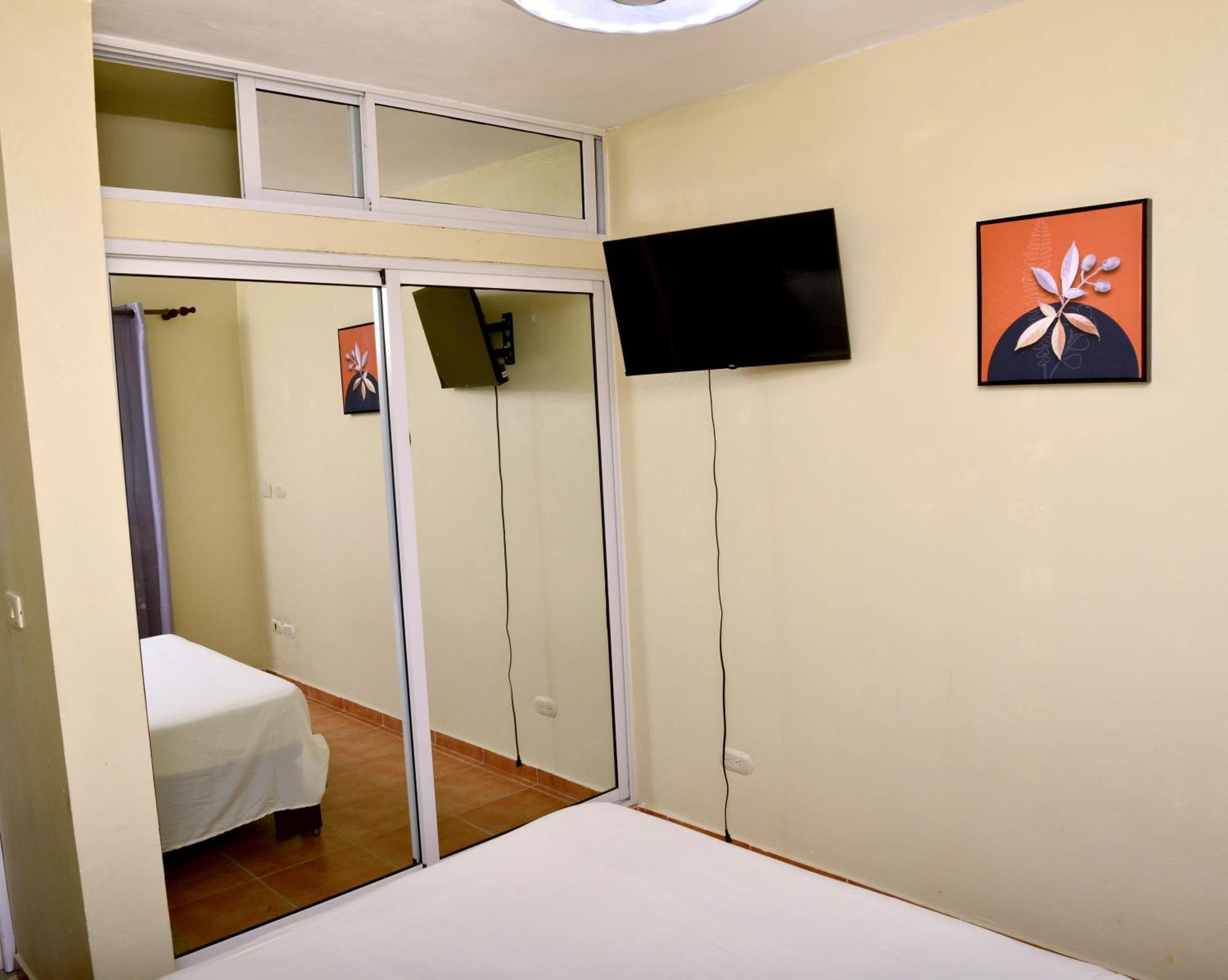 Peaceful 2 Bed - Pool & Private Access Apartment *