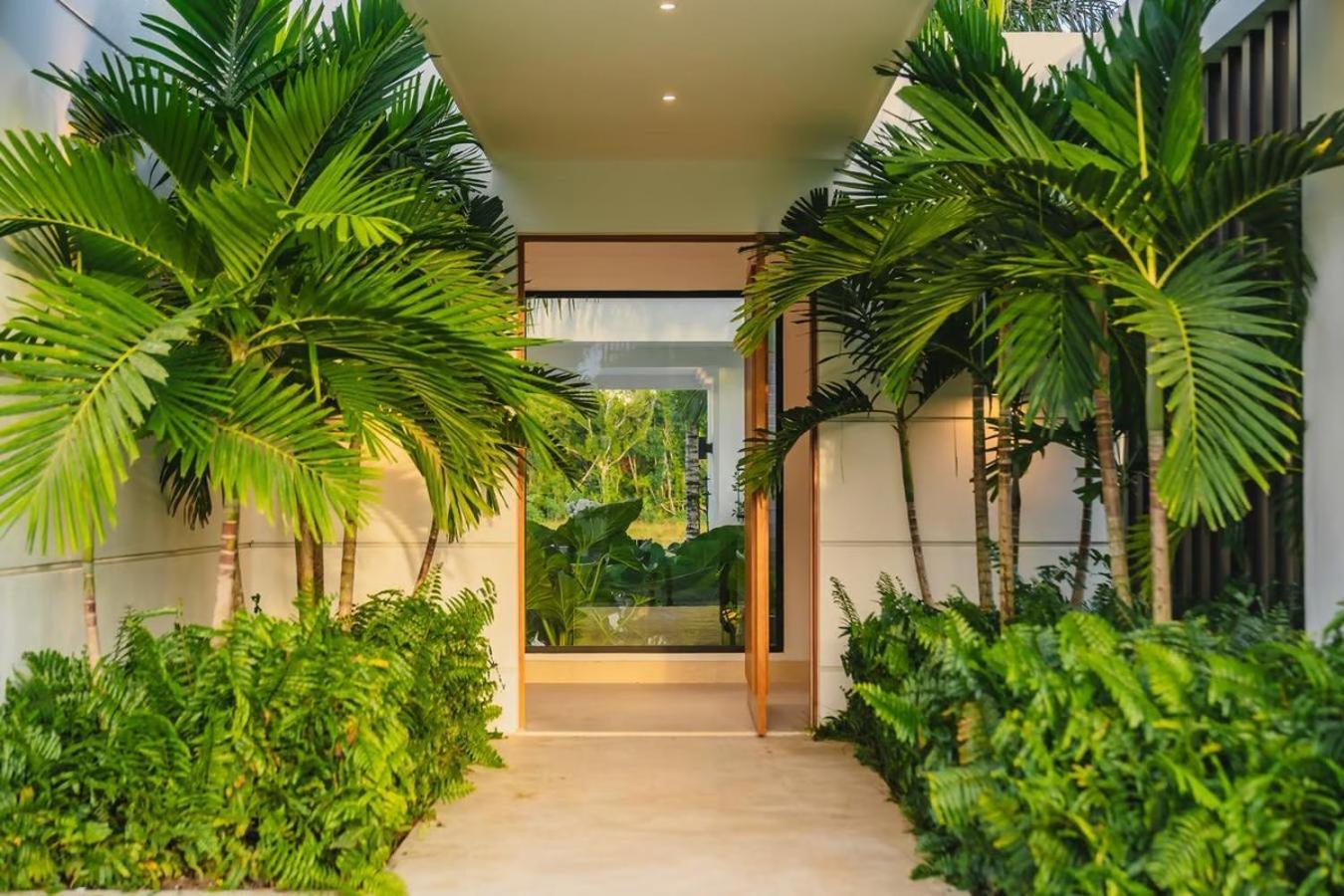Waterfront Luxury In & Club
