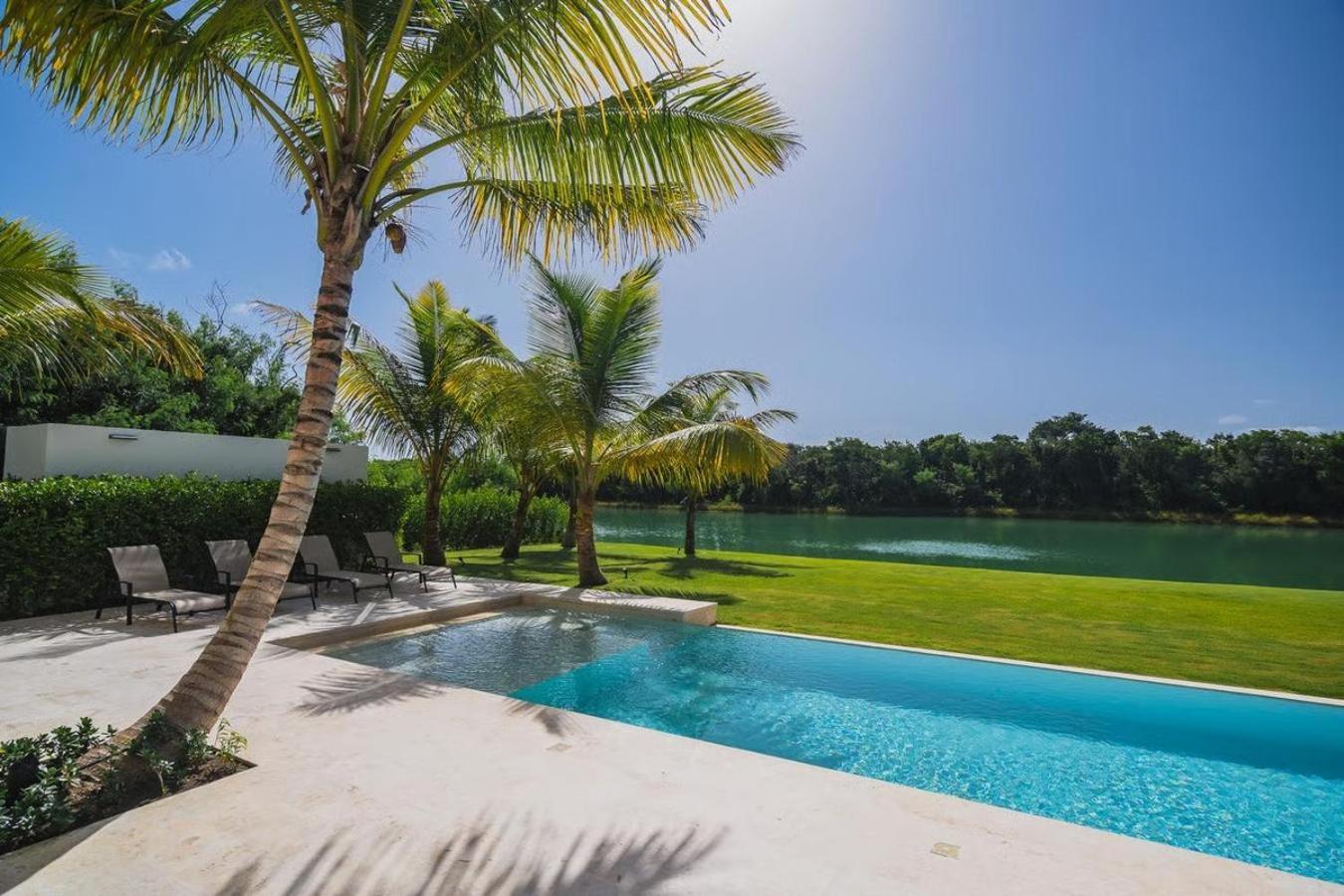 Villa Waterfront Luxury In & Club