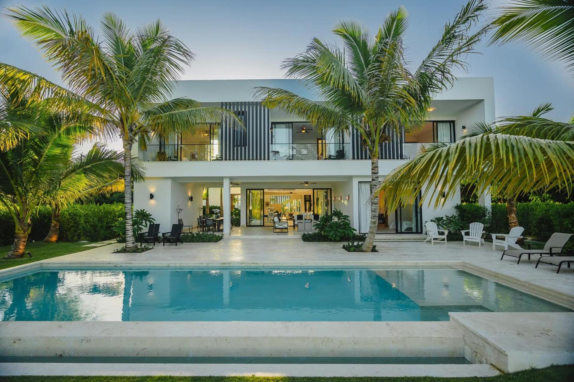 Waterfront Luxury In & Club