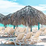 Beautiful & Comfortable Condo Steps To The Beach Pool View