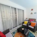 Cozy 2 Bedroom Apartment 7 Minutes Walk To Beach.