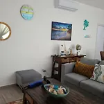 Cozy 2 Bedroom Apartment 7 Minutes Walk To Beach.