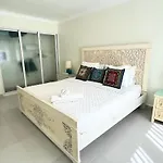 Chic Beach Apartment - 3 Min To The Beach