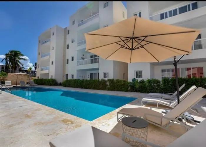 Cozy 2 Bedroom Apartment 7 Minutes Walk To Beach.